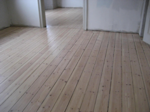 gulvafhøvling og gulvafslibning i Sengeløse - Hvid lak gulv