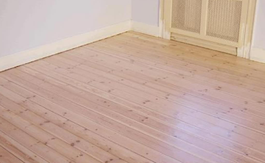 Hvidpigmenteret plankegulv med ultramat lak