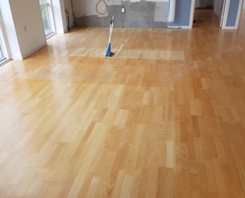 Professionel Gulvafhøvling og Gulvafslibning i Tikøb -Lakerede parket gulv før slibning