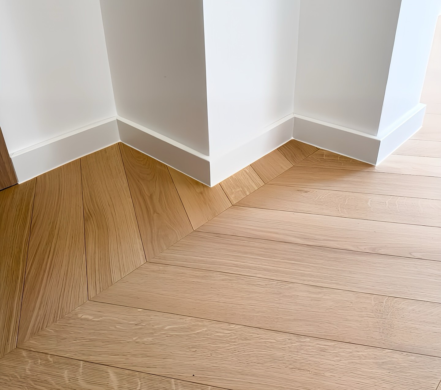 fuge mellem gulvet og gulvpanelerne