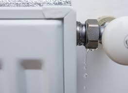 Utæt radiator og risiko ved gulvafslibning - Tjekker alle radiatorer og rør for utætheder . – selv ganske lidt – kan skabe alvorlige problemer for både selve slibningen og den efterfølgende behandling af gulvet.